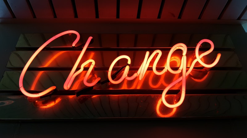 Auf dem Bild sieht man ein Neolicht auf dem Change steht. Samir Jajjawi zeigt den wachsenden Bedarf an Change Prozessen.